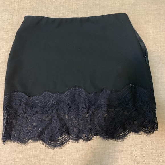 ❌SOLD❌Black mini Skirt with lace trim ZARA - Picture 4 of 6